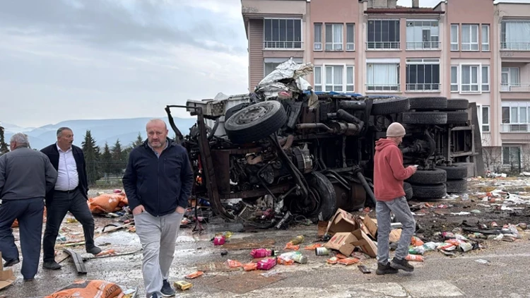 Samsun’da Zincirleme Kaza 5 Araç Birbirine Girdi 19 Kişi Yaralandı