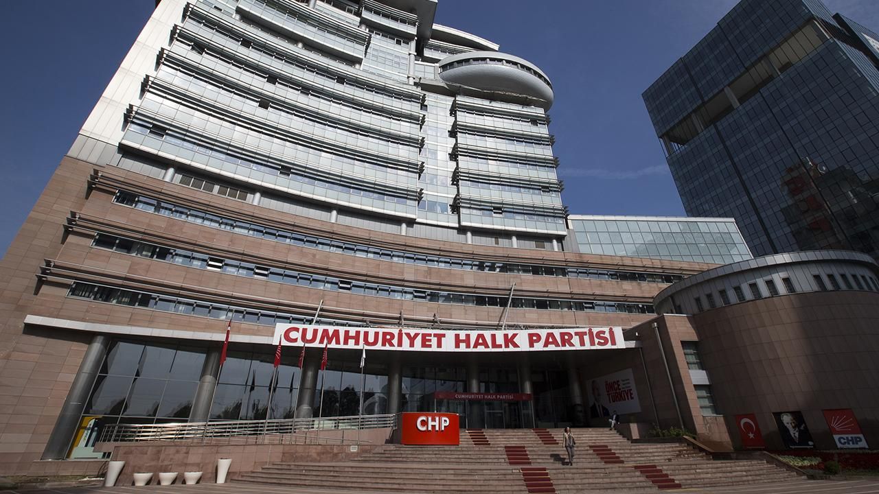 CHP’de Kritik Toplantıya 27 Vekil Katılmadı: Özgür Özel Yeniden Grup Başkanı Seçildi