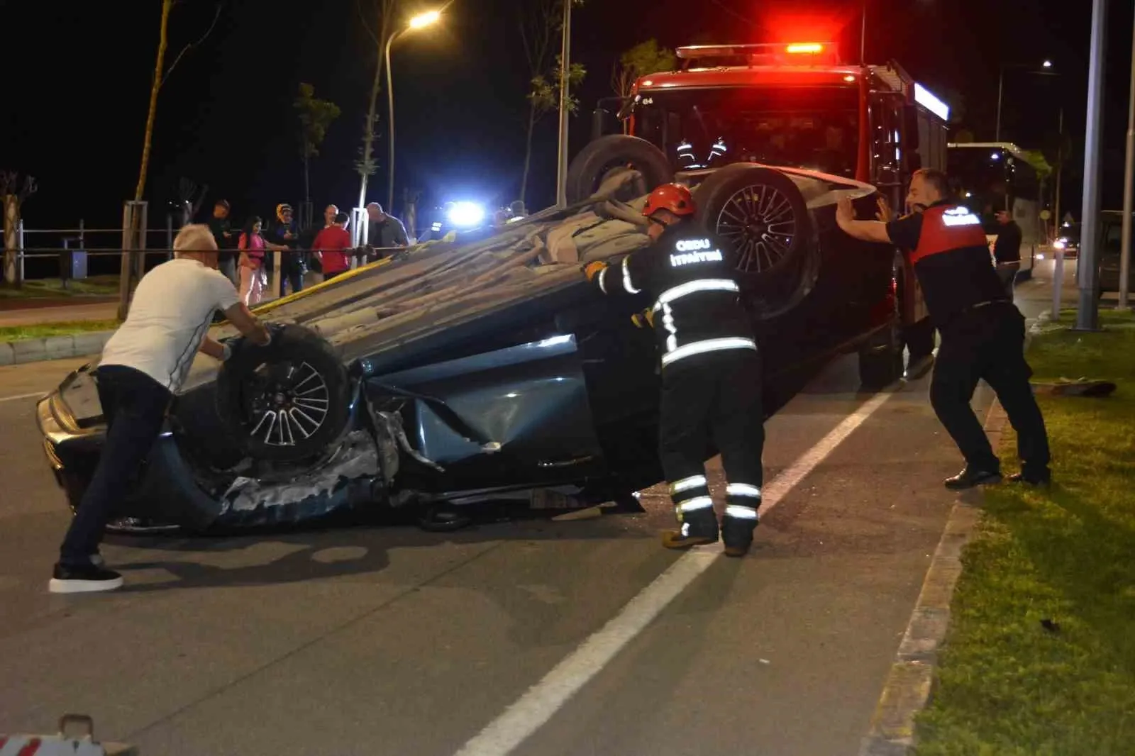 Ünye’de Alkollü Sürücü Park Halindeki Araca Çarptı 2 Yaralı