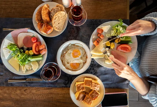 Hafta Sonu Yemek Saatlerine Dikkat: Metabolik Jetlag Günlük Düzeni Etkileyebilir