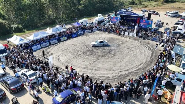 Ünye’de Otomobil Tutkunlarını Buluşturan Festivalde Drift Heyecanı