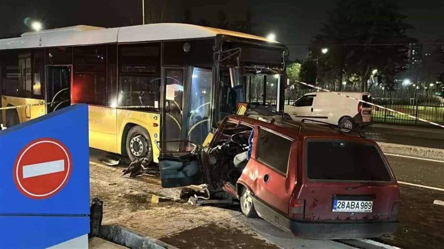 Eyüpsultan’da Feci Kaza! Otobüsle Çarpışan Otomobilde 2 Kişi Ağır Yaralandı