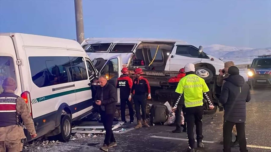 İki Minibüs Çarpıştı, 27 Kişi Yaralandı