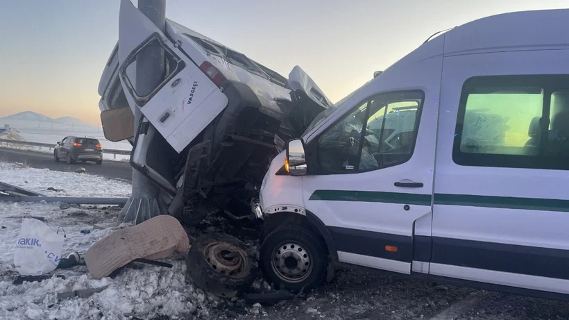 Kars’ta İki Minibüs Çarpıştı: 1’i Ağır 27 Yaralı