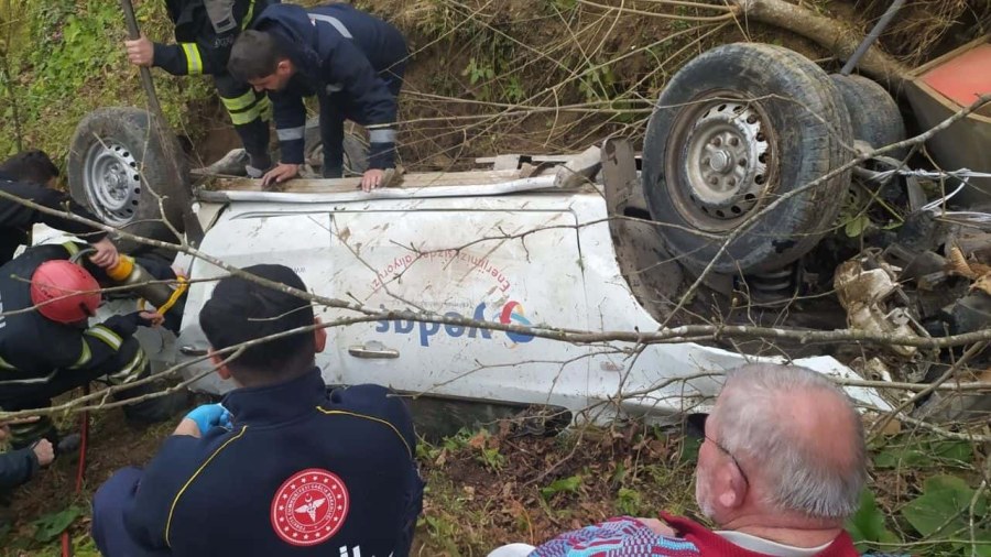 İkizce’de Trafik Kazası: YEDAŞ’a Ait Araç Uçuruma Yuvarlandı, 3 Yaralı