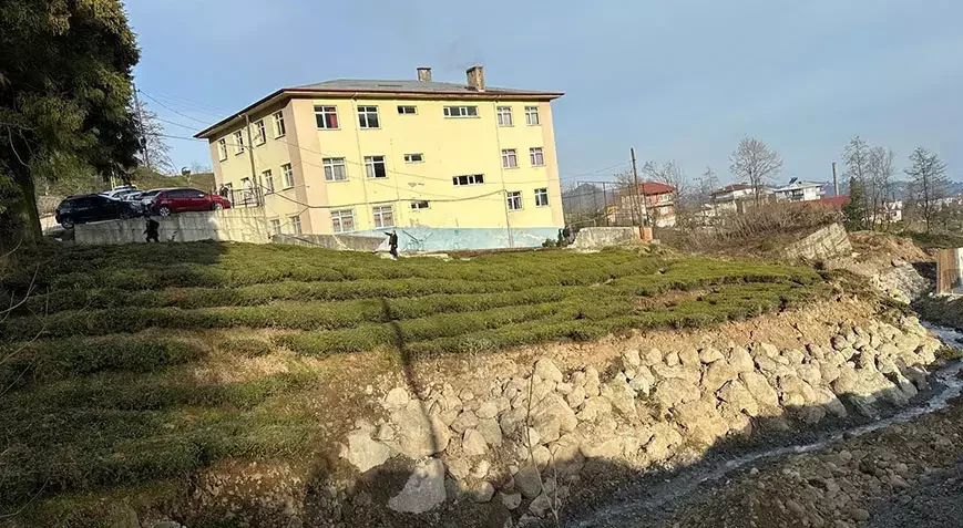 Rize’de Heyelan Nedeniyle Ortapazar Ortaokulu’nda Eğitime Ara Verildi