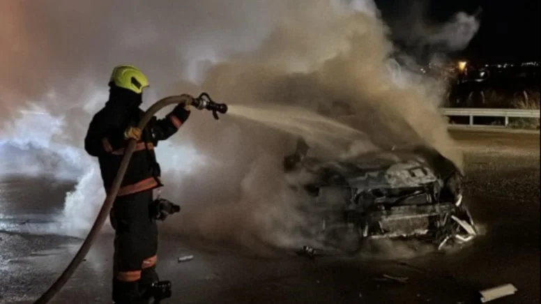 Otomobil Kamyona Çarptı, Alev Topuna Döndü