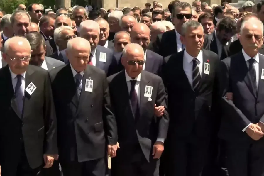 Altan Öymen’in Cenazesinde Dikkat Çeken Anlar: Siyasetin Önde Gelen İsimleri Yan Yana