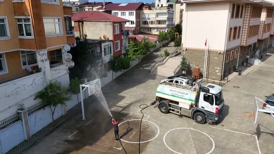 Büyükşehir Okulları Yeni Döneme Hazırlıyor: Temizlik Çalışmaları Başladı