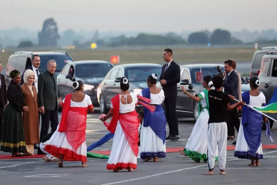 Cumhurbaşkanı Erdoğan Güney Afrika'da Geleneksel Danslarla Karşılandı