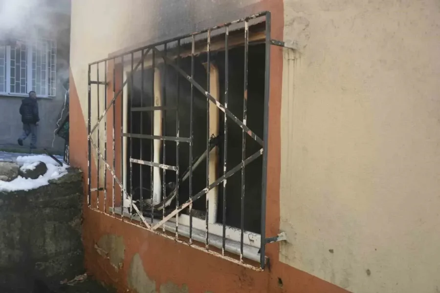 Ordu’da Apartman Yangını Korkuttu: İtfaiye, Kadını Merdivenle Kurtardı