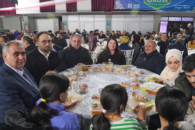 Ünye’de Ramazan’ın İlk İftarında Gönüller Aynı Sofrada Buluştu