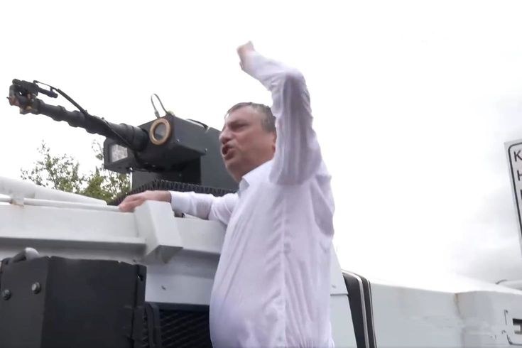 Özgür Özel TOMA’nın Üzerine Çıktı: “Yeni Makam Odamız TBMM”