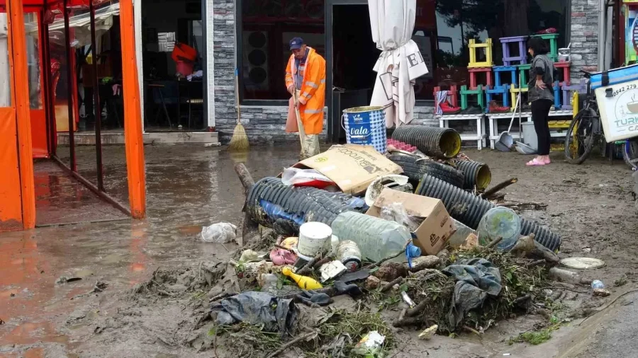 Ordu’da Sağanak Yağış İş Yerlerini Su Bastı Yollar Kısa Süreliğine Kapandı