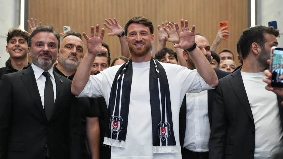 Salih Özcan İstanbul'a Geldi! Beşiktaş'tan İlk Mesaj: "Şampiyonluk İçin Savaşacağız"