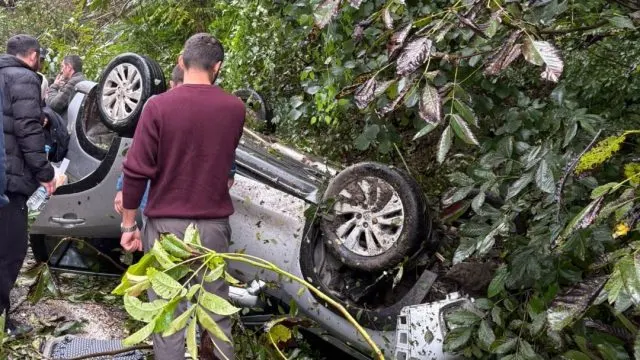 Kabataş’ta Islak Yolda Kontrolden Çıkan Otomobil Devrildi: 1 Yaralı