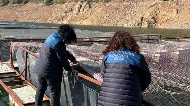 Topçam Baraj Gölü’ndeki Alabalık Üretim Tesisleri Denetlendi