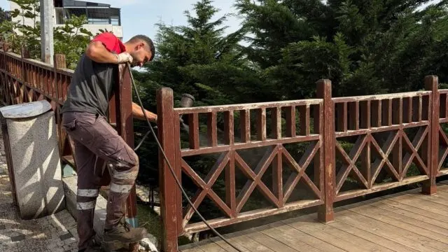 Boztepe’de Yıpranan Kent Mobilyaları Yenileniyor