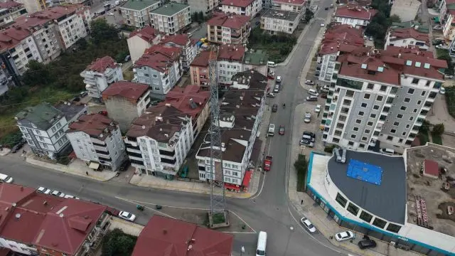 Altınordu’da Caddeyi İkiye Bölen Yüksek Gerilim Direği Sürücülere Zor Anlar Yaşatıyor