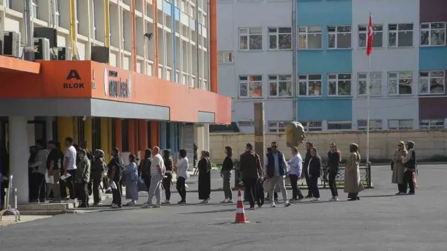 Ordu’da Kpss Ön Lisans Oturumu Başladı: Adaylar Sınavda, Aileler Dışarıda Bekliyor