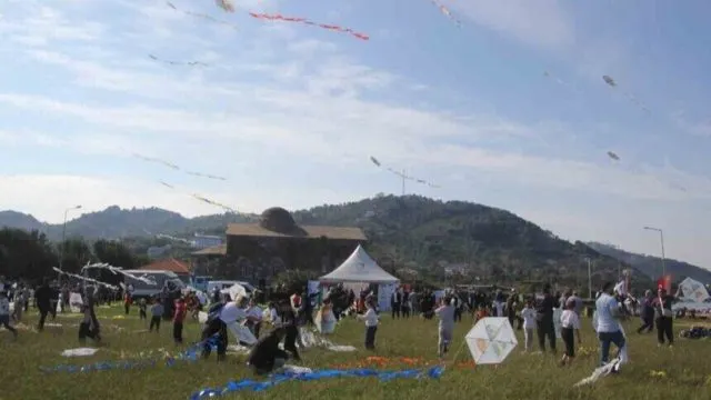 Yason Burnu’nda Çocukların Uçurtma Coşkusu Gökyüzünü Renklendirdi