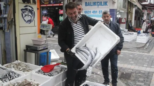Palamut Tezgâhlarında Fiyat Düşüşü: Vatandaş 50 Liralık Balığa Yöneldi