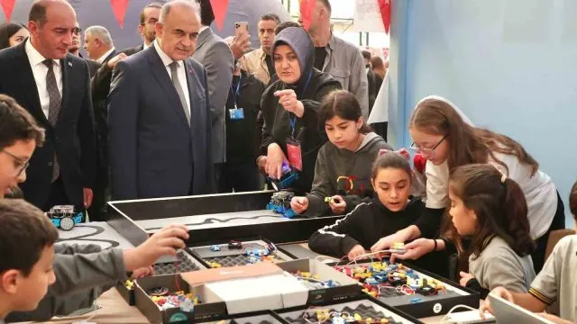 Kabataş’ta Bilim Heyecanı: Öğrenciler 30 Atölyede Keşfe Çıktı