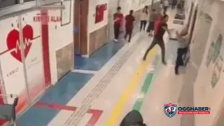 Hastanede doktor ve güvenlik görevlisini bıçakladı