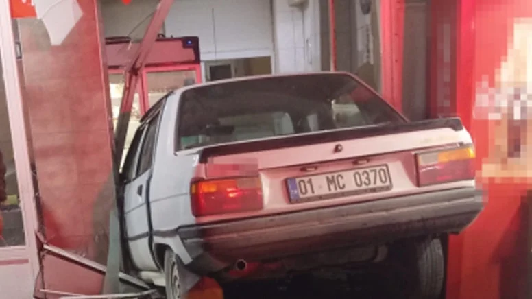 Mersin’de Direksiyon Hakimiyetini Kaybeden Otomobil Fırına Girdi