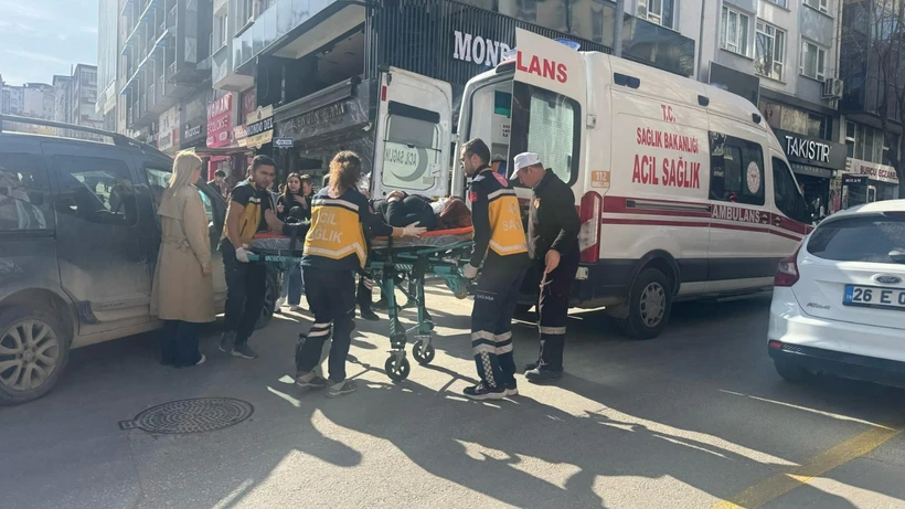 Yaya Geçidinde Feci Anlar! Hafif Ticari Araç Ayağının Üzerinden Geçti