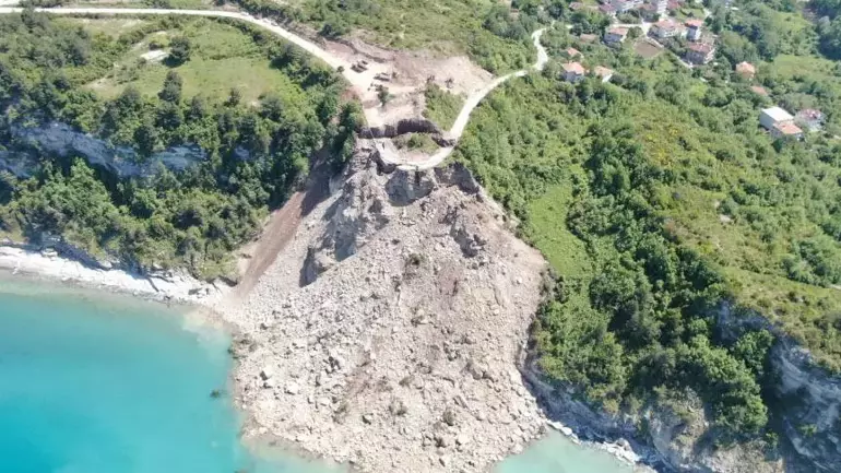Karadeniz’e Açılan Yol Çöktü! Heyelan Trafiği Felç Etti