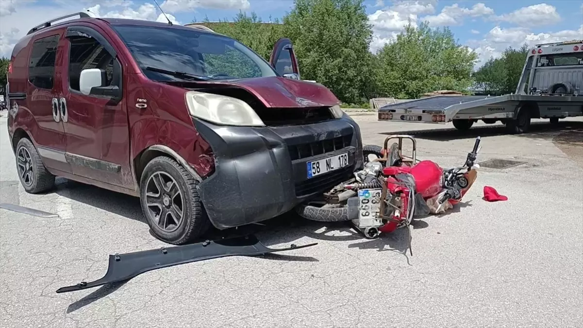 Sivas’ta Hafif Ticari Araç ile Motosiklet Çarpıştı: 7 Kişi Yaralandı