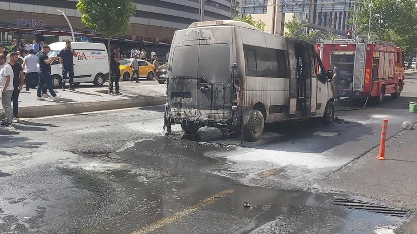 Sürücü Son Anda Kurtuldu: Şehir İçi Minibüs Göz Açıp Kapayıncaya Kadar Yandı