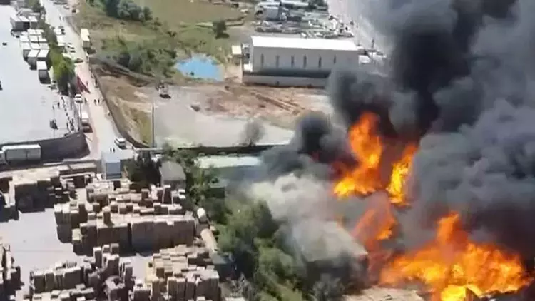 Kocaeli’de Palet Fabrikasında Yangın Çıktı: Siyah Dumanlar Gökyüzünü Kapladı