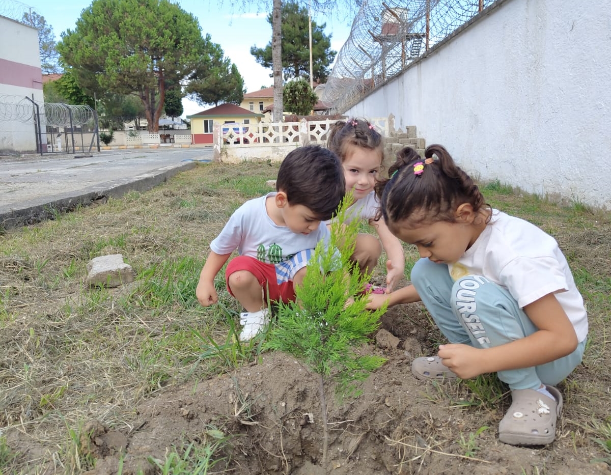 Ünye’li Minik Öğrenciler Diktikleri Fidanlarla Yeşil Vatana Sahip Çıktı