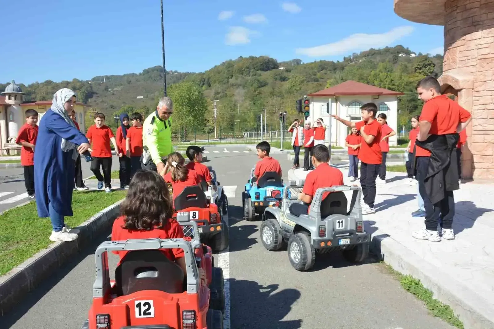 Ordu’da Minik Öğrenciler Trafik Eğitim Pistinde Kuralları Uygulamalı Öğreniyor