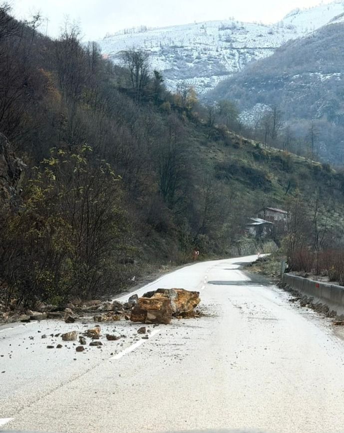 Kabataş’ta Yola Kaya Düştü, Ulaşım Kontrollü Olarak Devam Ediyor