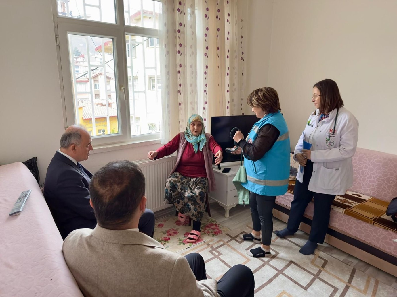 Vali Muammer Erol’dan Evde Sağlık Hizmeti Alan Ailelere Ziyaret