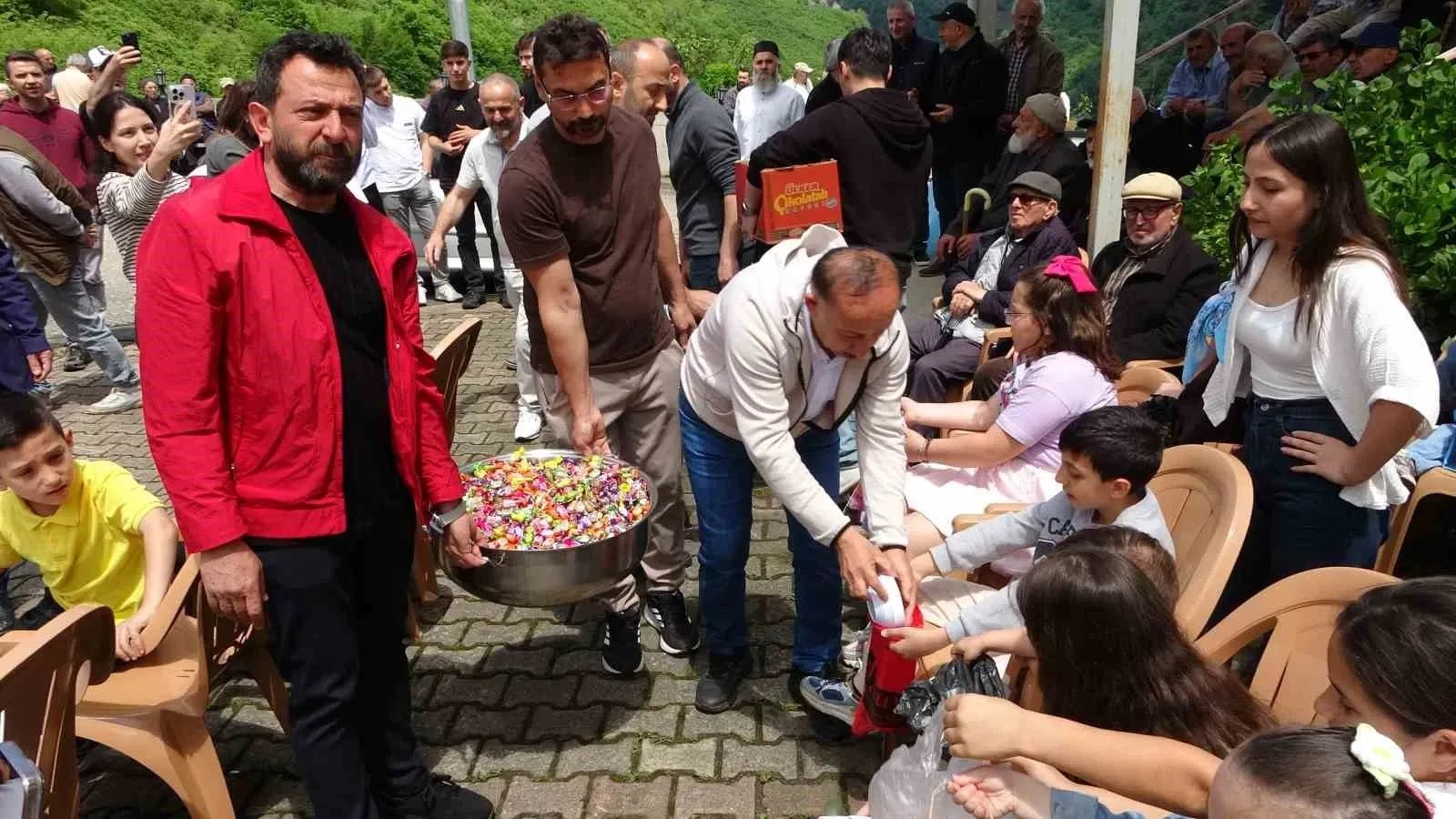 Karaoluk Mahallesi’nde İki Asırlık Arefe Geleneği Çocukları Sevindirdi